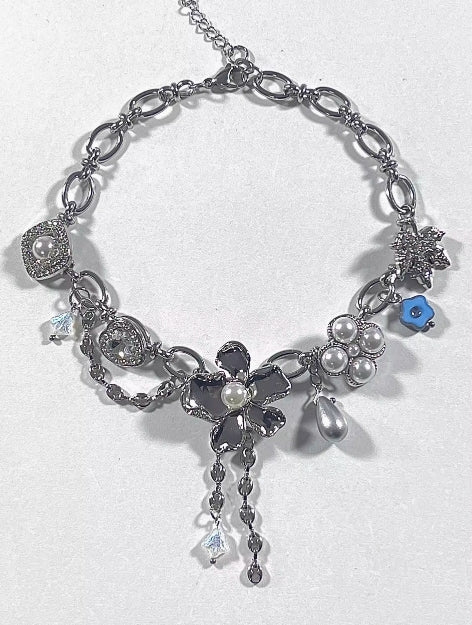 Vintage punk Flower silver choker，Pearl and gemstone embellishments，Y2K necklace ,Unique floral design, special gift