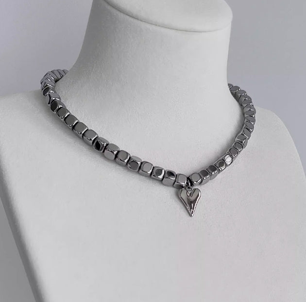 Vintagepunk Silver Heart Pendant choker,  Cube Bead Necklace，Y2Kchoker，Simple and Classic Design，Exquisite and Special Gift，Unisex necklace