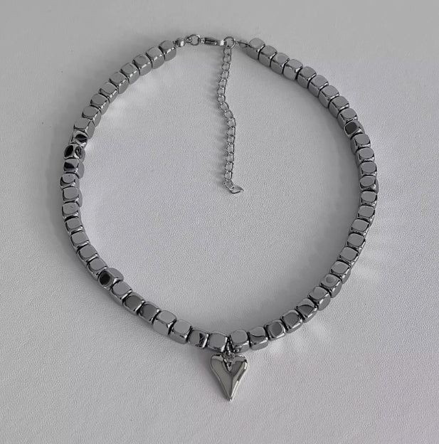 Vintagepunk Silver Heart Pendant choker,  Cube Bead Necklace，Y2Kchoker，Simple and Classic Design，Exquisite and Special Gift，Unisex necklace