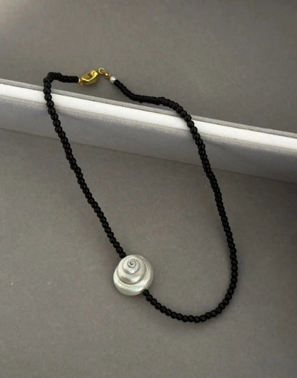vintage punk-inspired conch necklace with obsidian accents, a Y2Kchoker,  oceanic elements for a unique and niche style