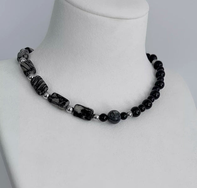 vintage-style black agate beaded choker, featuring a simple and elegant design. It's a perfect gift