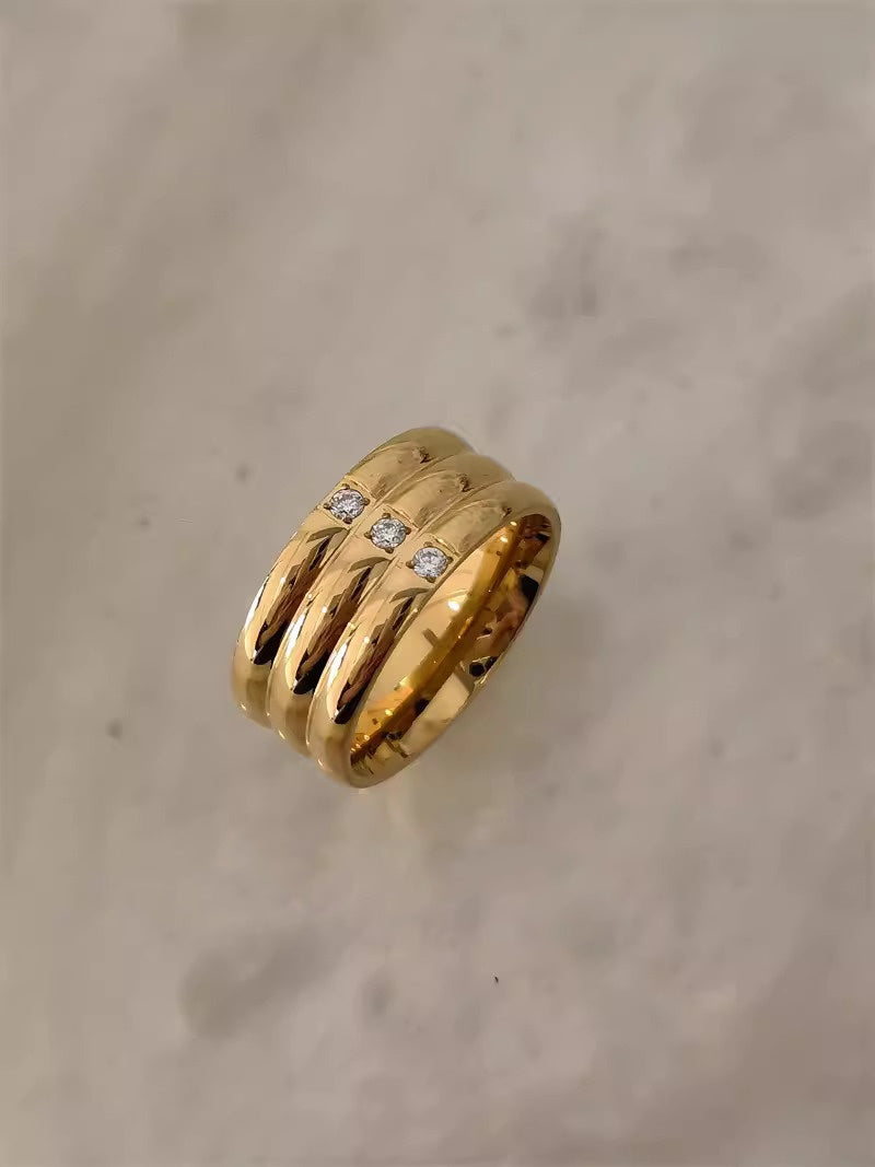 Delicate Sparkling Ring with Pearl, Floral Design, K-Gold Plated Twisted Geometry