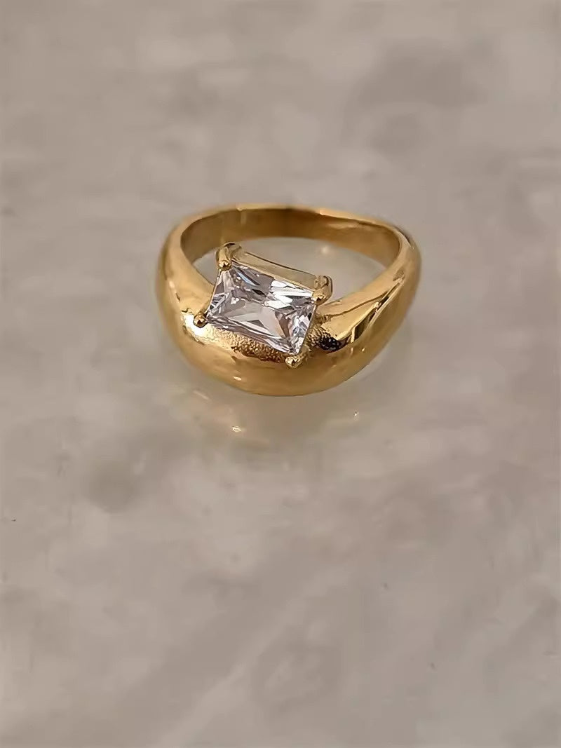 Delicate Sparkling Ring with Pearl, Floral Design, K-Gold Plated Twisted Geometry