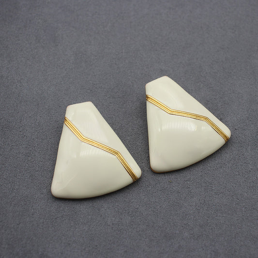 Sleek white enamel geometric earrings with gold zigzag pattern, modern electroplated geometric jewelry, chic accessory for everyday elegance and special occasions.