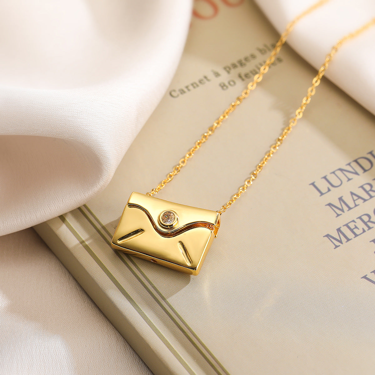 Luxury Gold-Plated Pull-Out Envelope Pendant Necklace – Unique Adjustable Charm Accessory