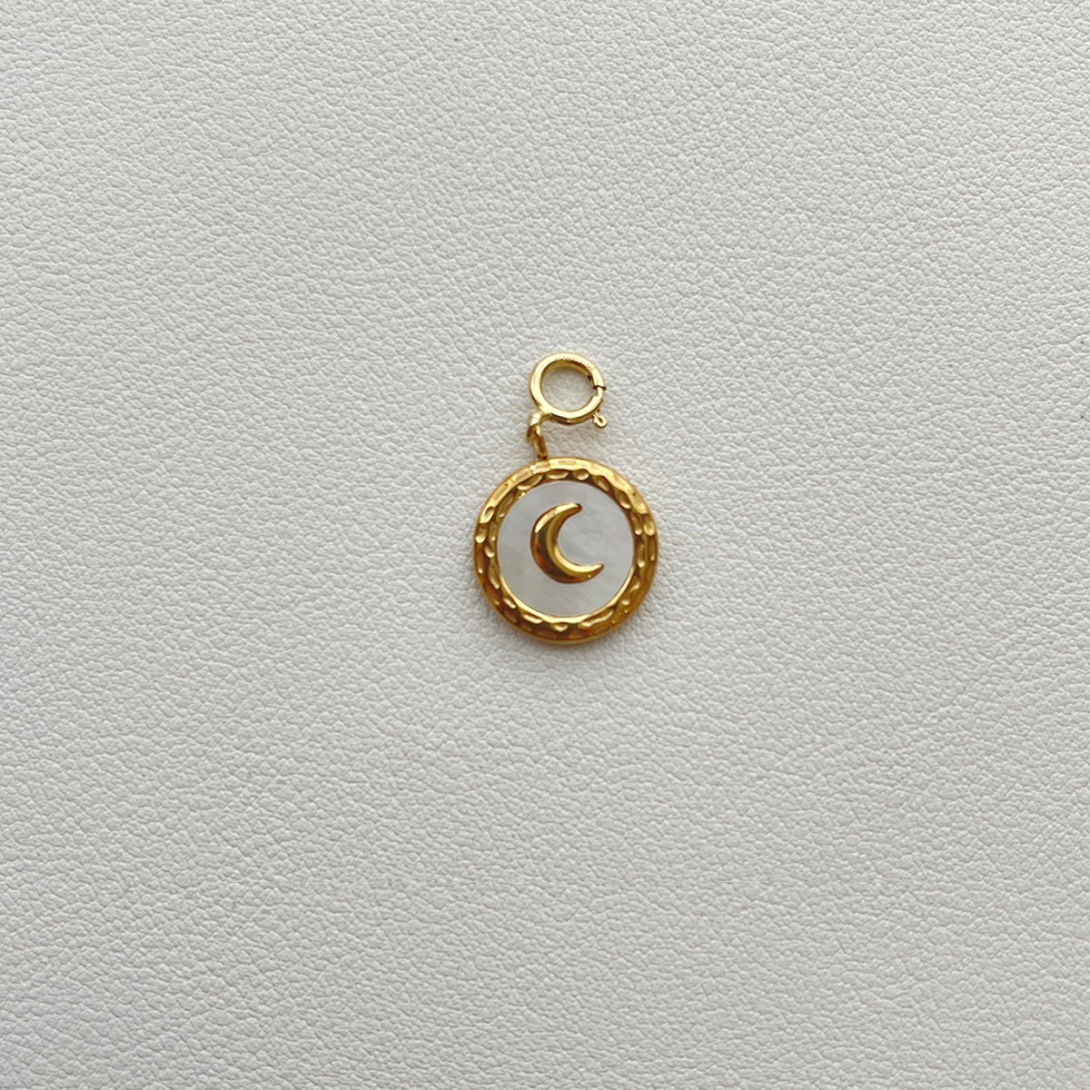 Natural Mother-of-Pearl Love Heart Titanium Steel Pendant with 14K Gold-Plated Clasp